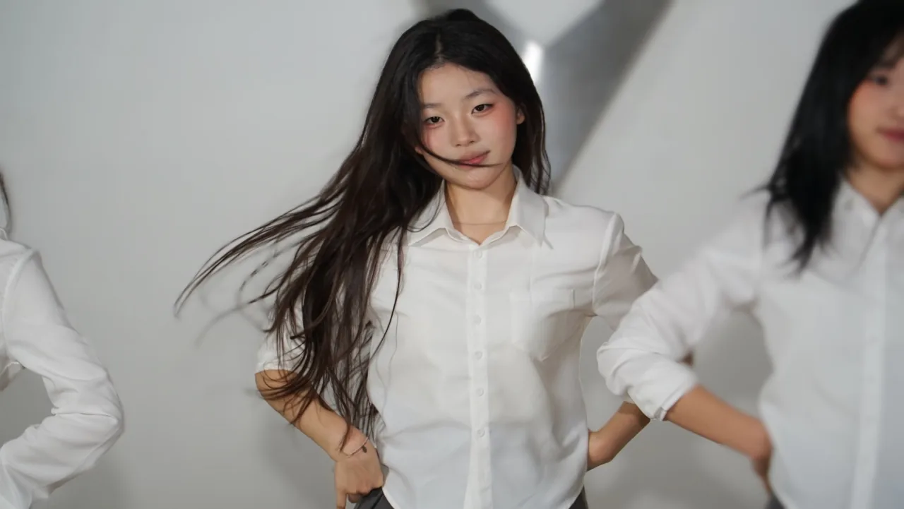외대점 비주얼 컷 · 허리에 손을 얹은 동작